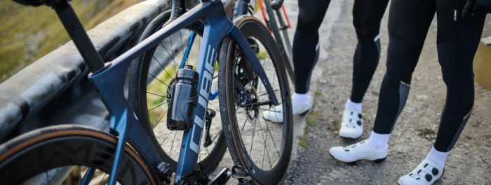 Rennrad Zubehör. Entdecke Trinkflaschen, Flaschenhalter, Teile, Bekleidung und vieles mehr für deine Rennrad ausfahrten
