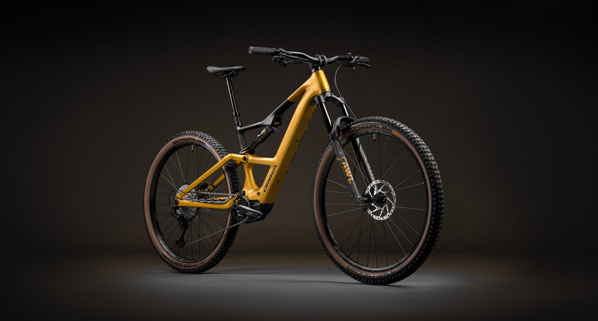 Goldenes E-Mountainbike Orbea Rise; modernes Design, ideal für abenteuerliche Geländefahrten und sportliche Radfahrer.