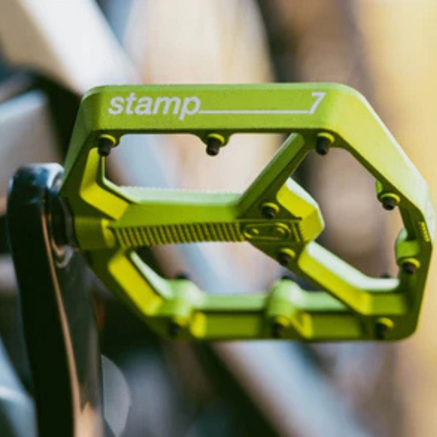 Grüne Crankbrothers Stamp 7 Fahrradpedale, robustes Design, ideal für Mountainbiking und Off-Road-Abenteuer.