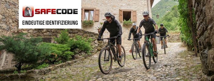 SafeCode Banner mit Mountainbikefahrern die zwischen Gebäuden aus Stein herfahren