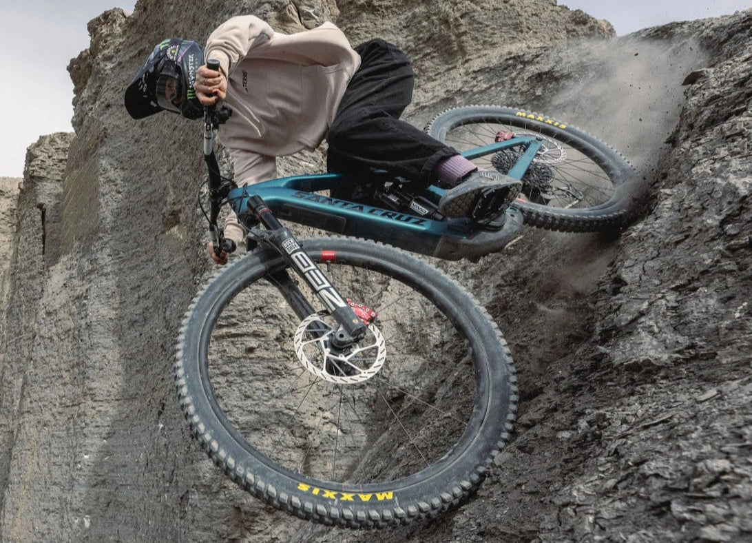 Downhill fahren mit dem Santa Cruz Bullit E-Bike Mountainbike Fully
