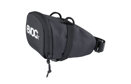 Schwarze EVOC Satteltasche mit Reißverschluss, ideal fürs Radfahren.