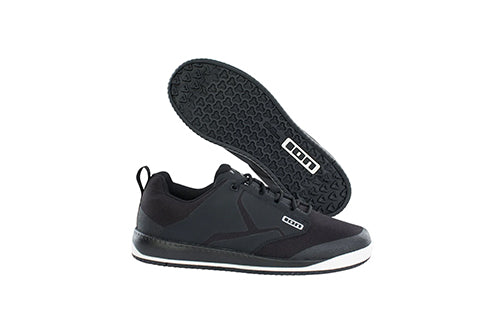 Schwarze MTB-Schuhe von ION mit weißer Sohle und griffigem Profil, geeignet für Mountainbike-Fahrer.