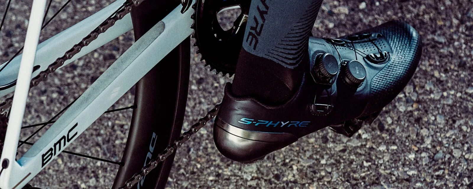 Fahrradschuh Shimano S-Phyre in Schwarz beim Treten eines BMC-Fahrrads, geeignet für ambitionierte Radfahrer.