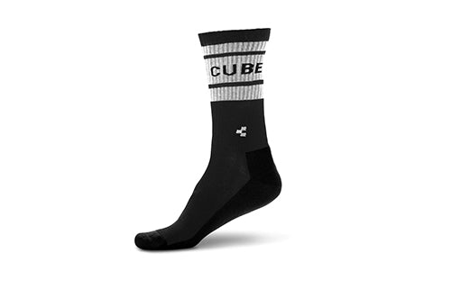Schwarze Sportsocke mit grauen Streifen und "CUBE" Schriftzug, geeignet für Radsportler.