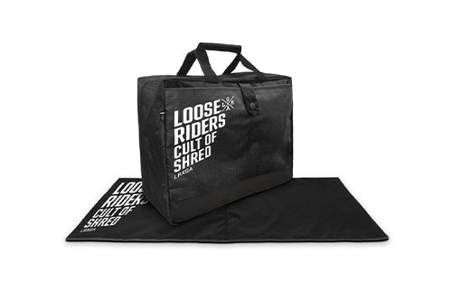 Schwarze Loose Riders Tasche mit Griffen und Text "Cult of Shred". Ideal für Mountainbiker, auf ausgebreiteter Matte stehend.