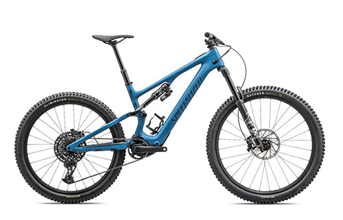 Blaues E-Mountainbike mit vollem Federweg und robustem Rahmen. Geeignet für abenteuerliche Geländefahrten.