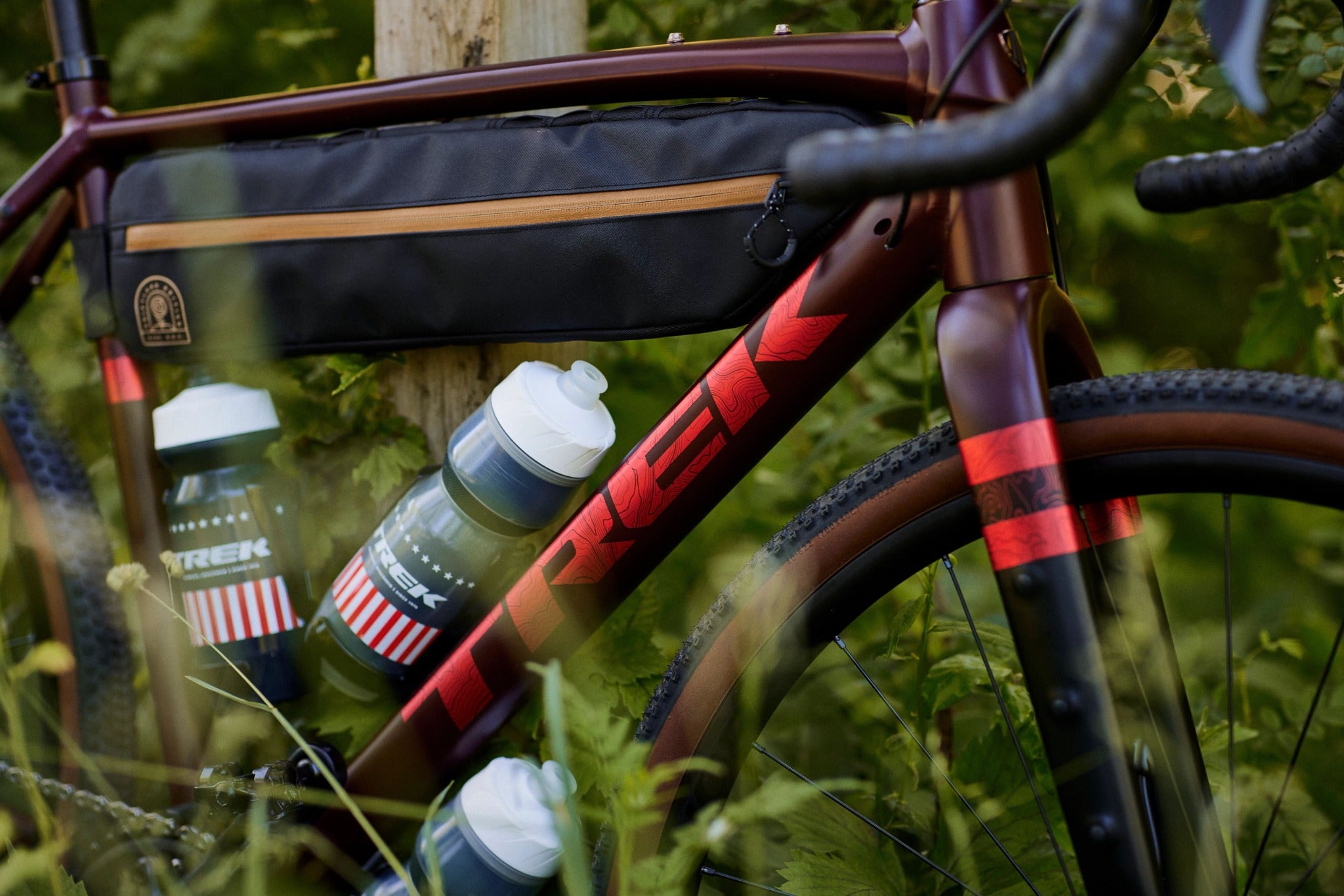 Trek-Checkpoint Fahrradrahmen mit integrierter Rahmentasche und Wasserflaschen in ländlicher Umgebung.