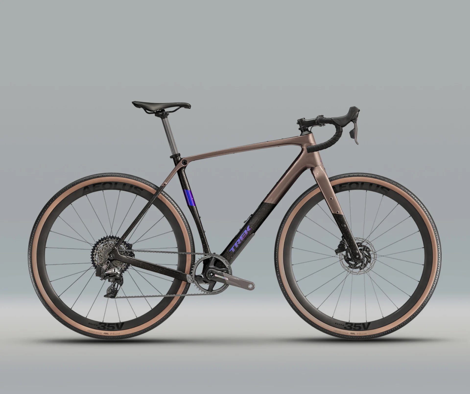 Trek Rennrad in braun-schwarz mit Scheibenbremsen und Rennlenker, geeignet für ambitionierte Radfahrer.