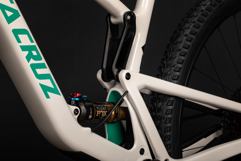 Detailaufnahme eines Santa Cruz Tallboy Mountainbikes, zeigt den Rahmen und den Fox Float Dämpfer, seitliche Ansicht.