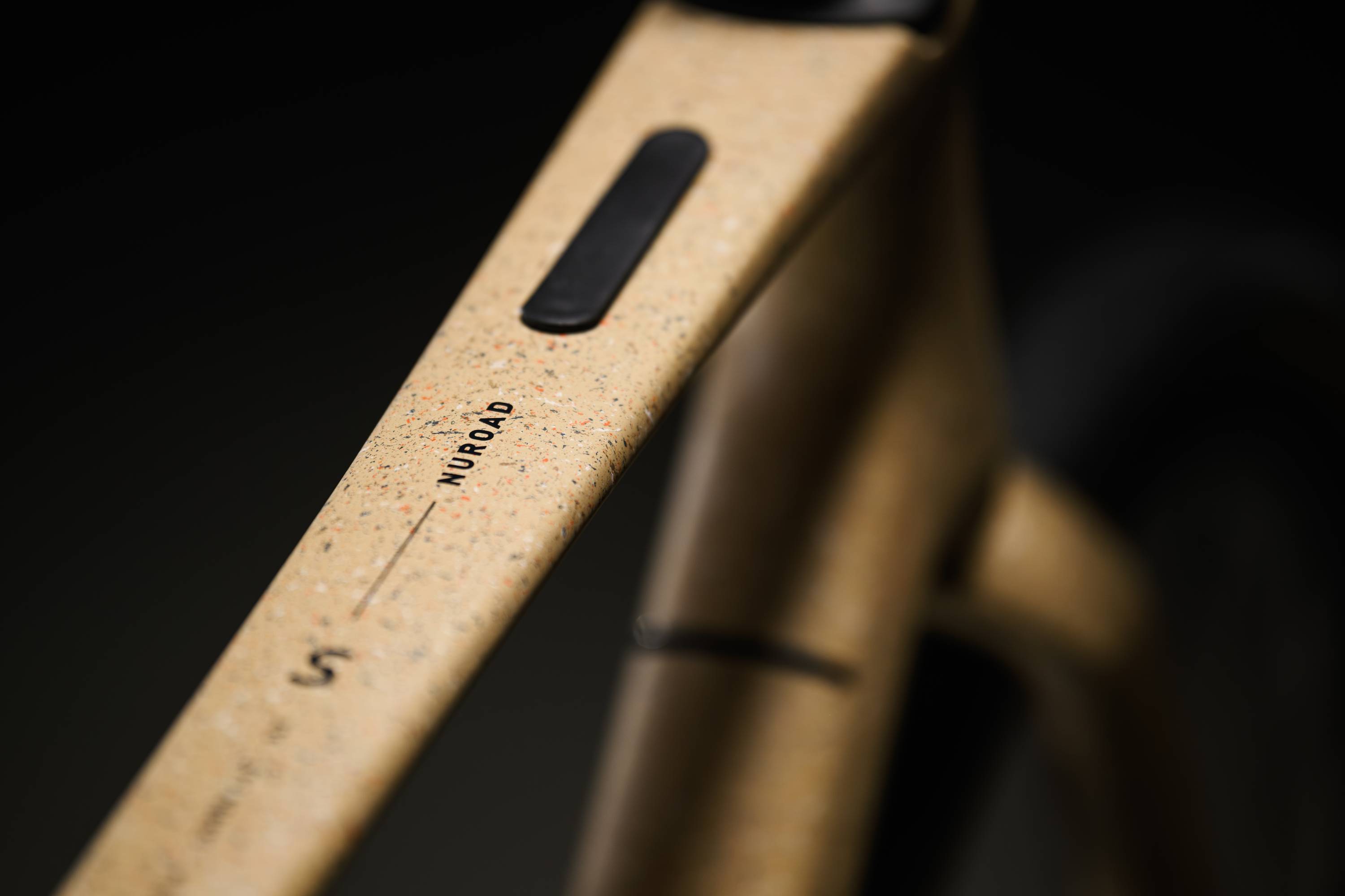 Nahaufnahme eines sandfarbenen Fahrradrahmens, Modell "Nuroad", geeignet für Straße und Offroad.