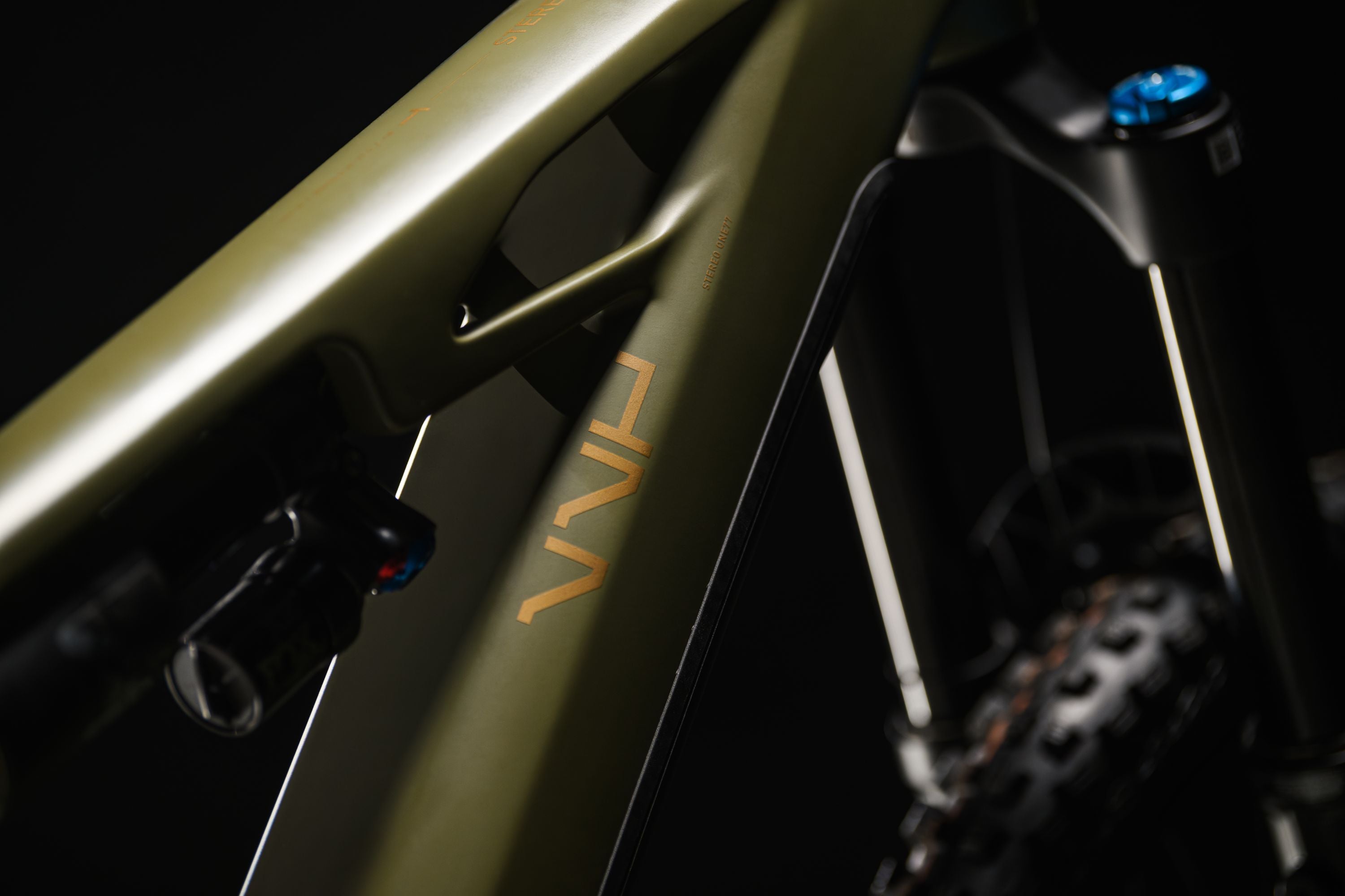 Nahaufnahme eines grünen Fahrradrahmens mit der Aufschrift "VMP", geeignet für Mountainbiker.