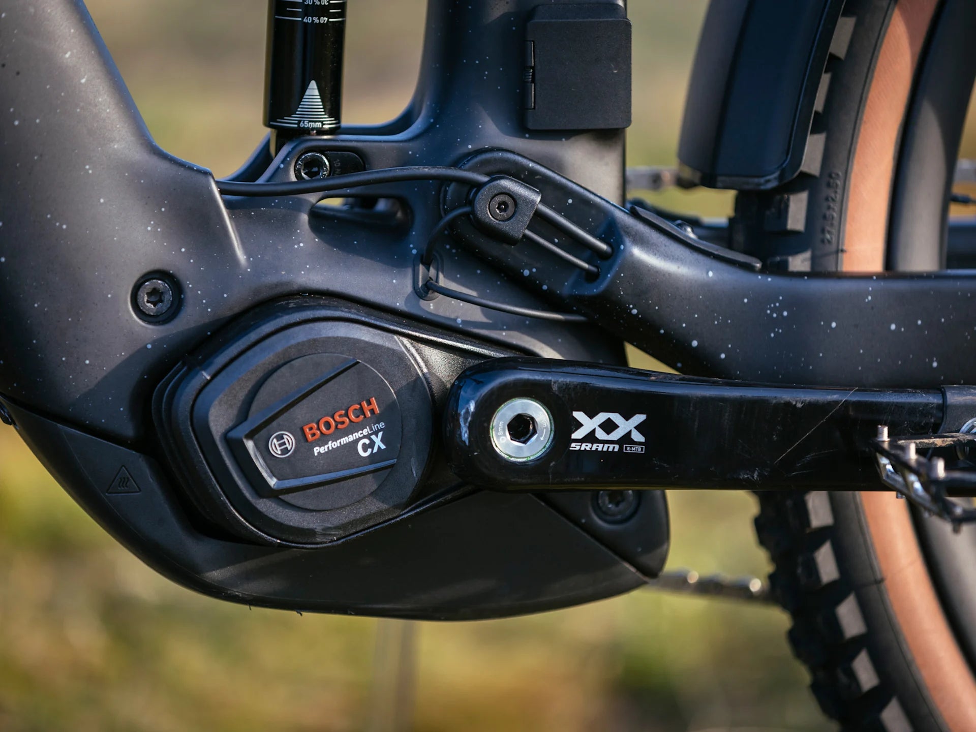 Nahaufnahme eines Bosch Performance Line CX E-Bike-Motors mit SRAM XX Kurbel, montiert an einem Trek-Rail Modell.