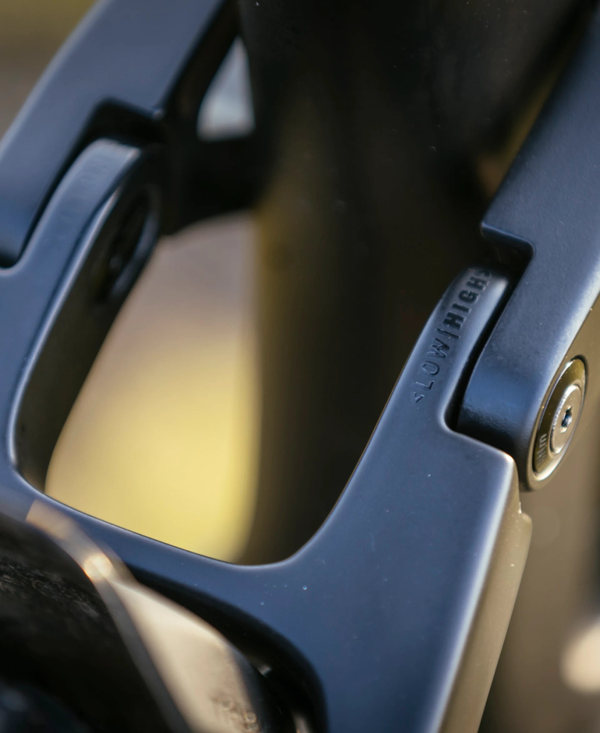 Nahaufnahme einer schwarzen Fahrradfederung mit "LOW/HIGH"-Einstellung, möglicherweise von Trek Rail Serie.