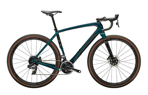 Grünes Trek-Gravelbike mit Scheibenbremsen und breiten Reifen, ideal für Offroad-Strecken und Abenteuertouren.