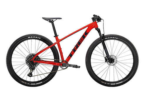 Rotes Trek Marlin Mountainbike mit Federgabel und Scheibenbremsen, ideal für Offroad-Trails und Mountainbiker.