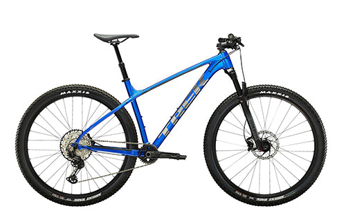 Blaues Trek X-Caliber Mountainbike für Geländefahrten, geeignet für Outdoor-Enthusiasten und Sportbegeisterte.