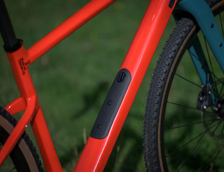 Roter Rahmen des BMC URS Fahrrads mit schwarzem Detail und Profilreifen, geeignet für Offroad-Abenteuer.