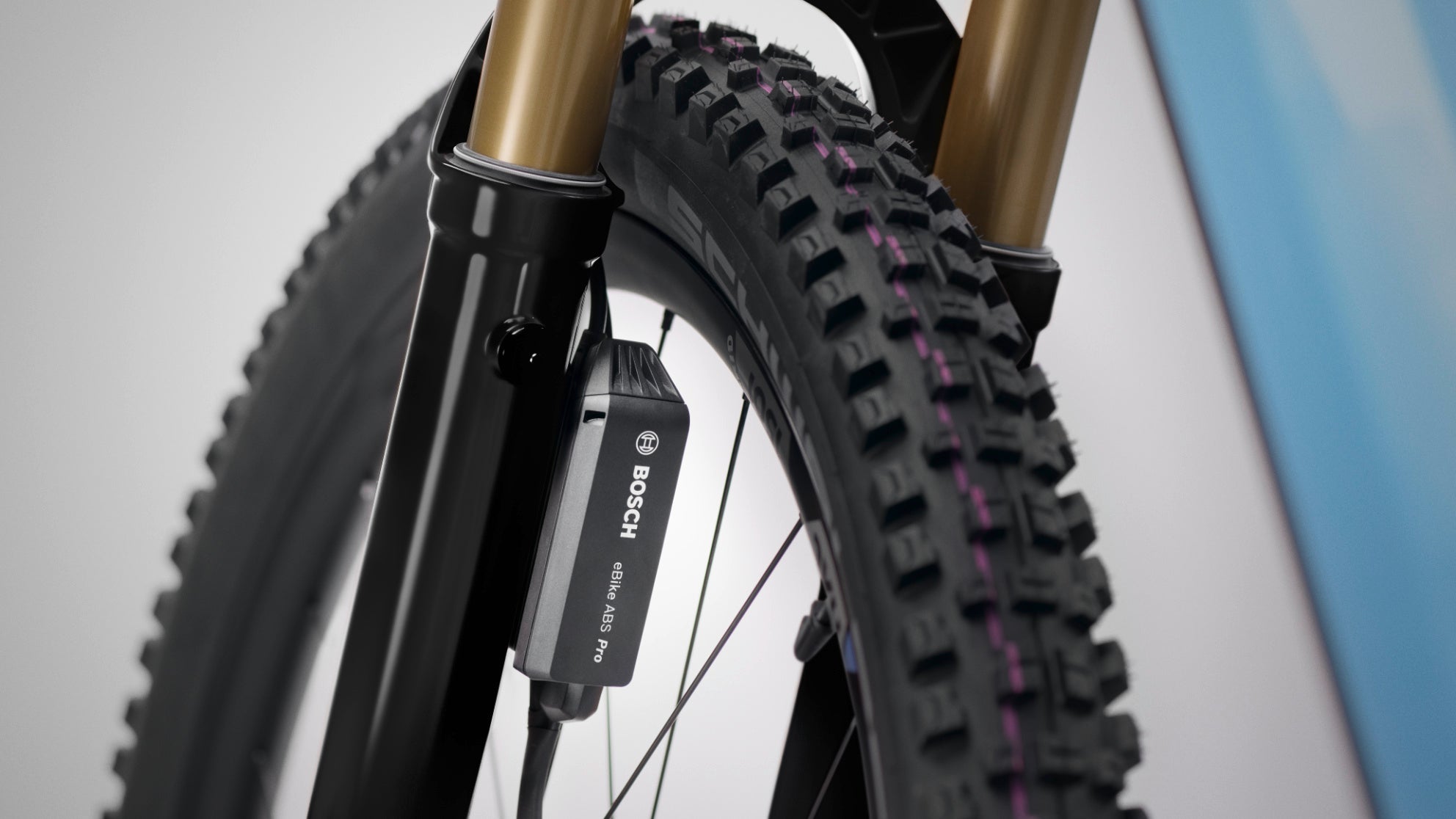 Mountainbikereifen mit Bosch eBike ABS Pro, ideal für sicheres Fahren auf unebenem Gelände.