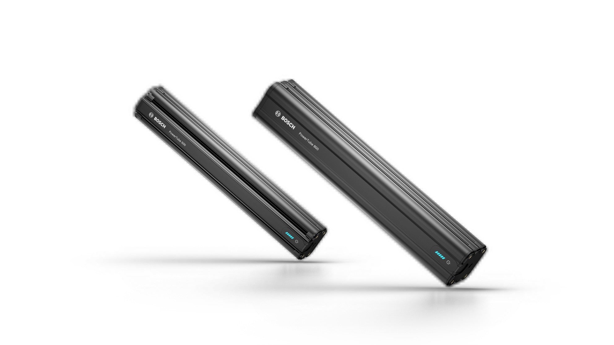 Zwei Bosch PowerTube 800 Akkus in Schwarz, geeignet für E-Bikes, liegen diagonal auf weißem Hintergrund.