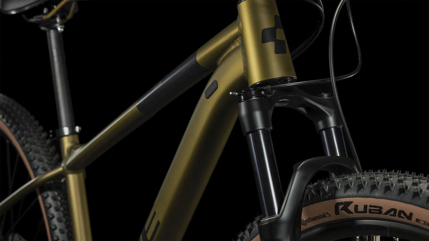 Mountainbike Cube Acid in goldener Farbe, Detailansicht mit Markenlogo und Continental Ruban Reifen. Ideal für Offroad.
