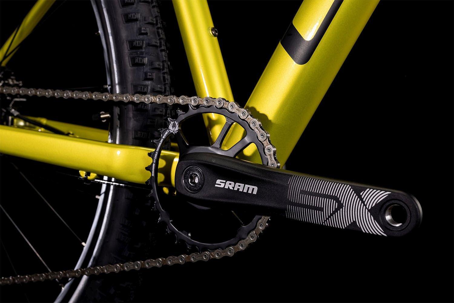 Gelbes Fahrrad mit SRAM SX Kurbelgarnitur, optimal für Mountainbiking. Robuste Kette und Reifenprofil erkennbar.