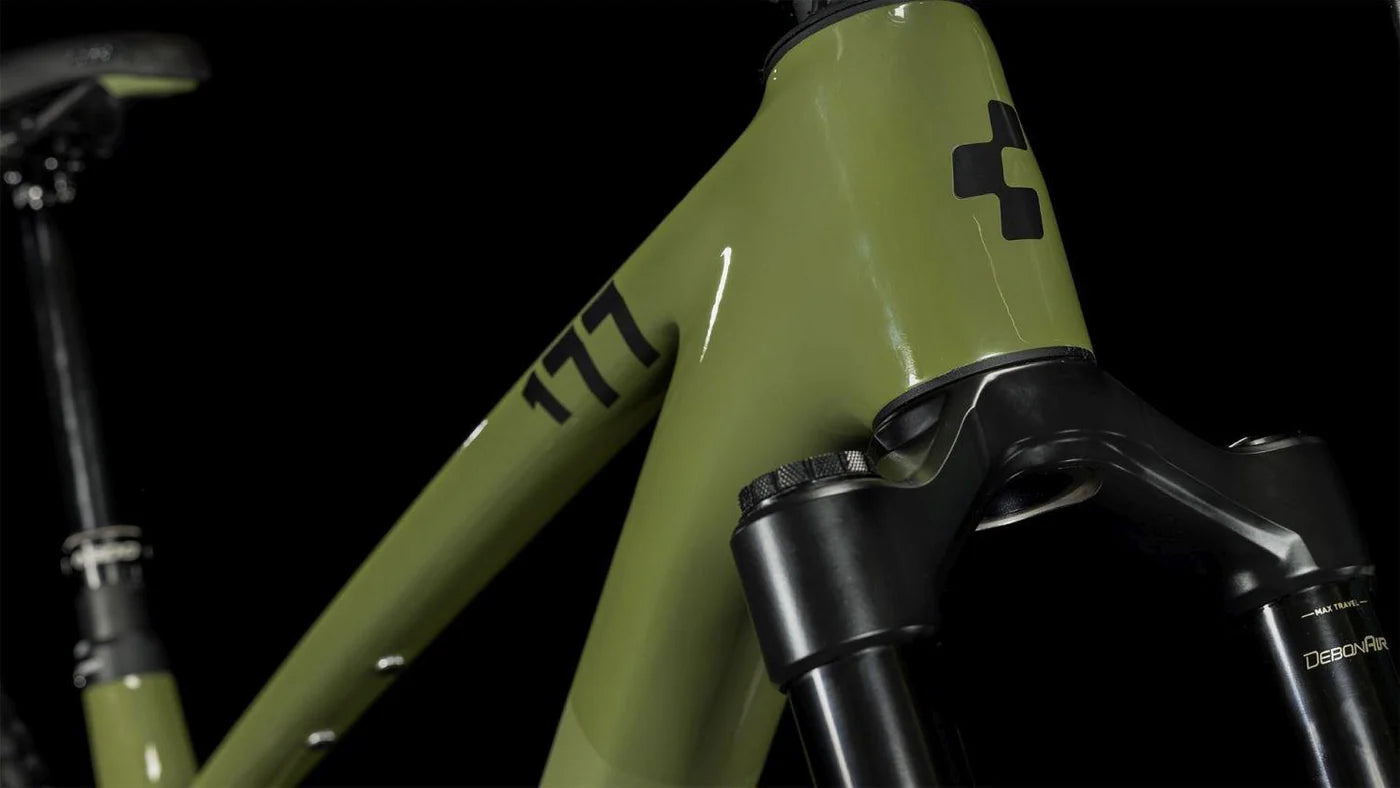 Grünes Mountainbike mit schwarzer 177-Aufschrift und schwarzer Federgabel, geeignet für Offroad-Touren.