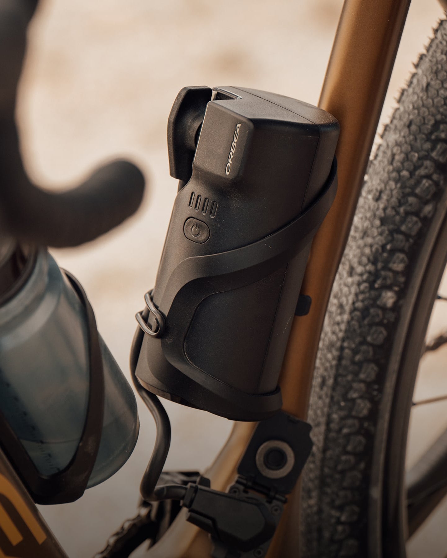 Schwarzes Orbea Zubehör an Fahrradrahmen montiert, geeignet für Outdoor-Fahrradabenteuer.