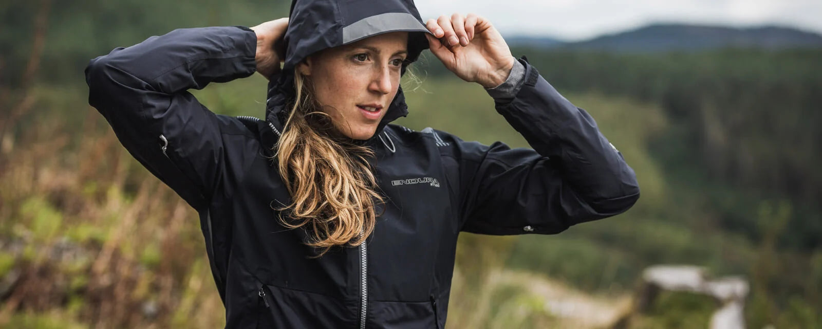 Frau trägt Endura-Wanderjacke in schwarzer Farbe, ideal für Outdoor-Aktivitäten bei kaltem Wetter.