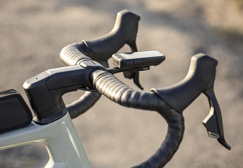 Rennradlenker mit montiertem GPS-Gerät, Nahaufnahme. Geeignet für Radfahrer zur Streckennavigation.