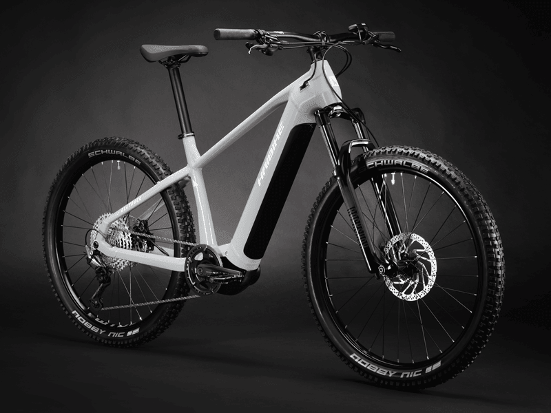 Weißes Haibike E-MTB Hardtail, robustes Design mit Scheibenbremsen, geeignet für Offroad-Abenteuer und sportliche Fahrer.