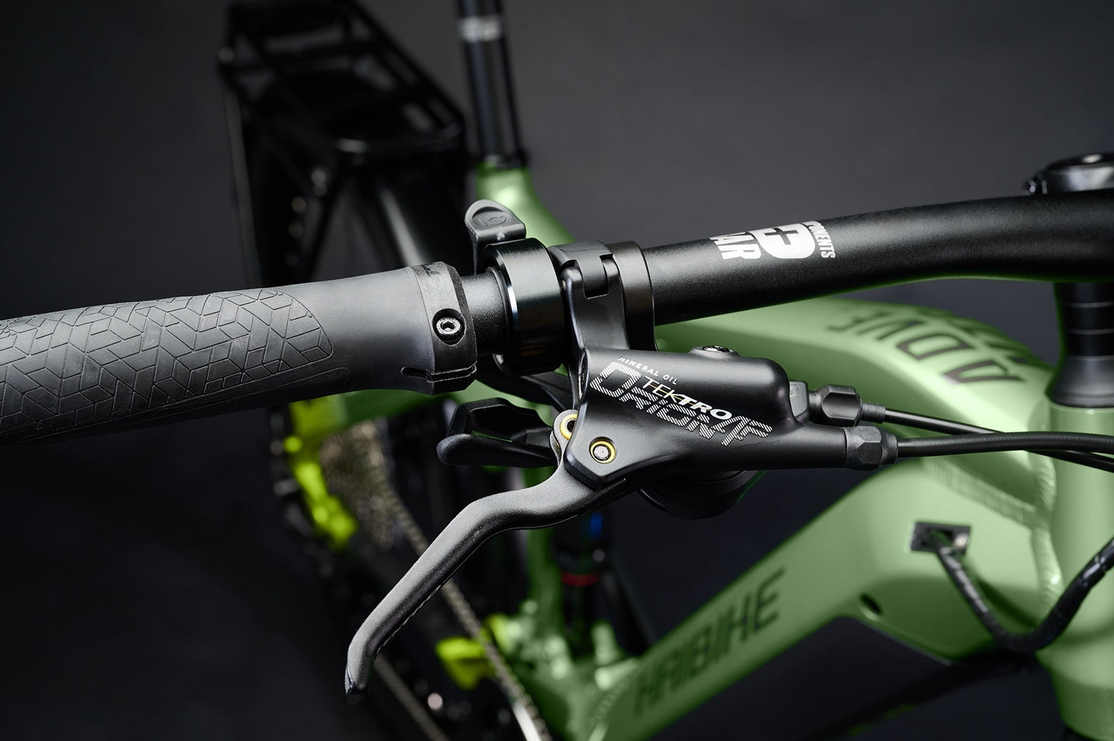 Nahaufnahme eines grünen Haibike AdeVENTR Fahrrads mit Fokus auf Lenker und Bremshebel, geeignet für Abenteuertouren.