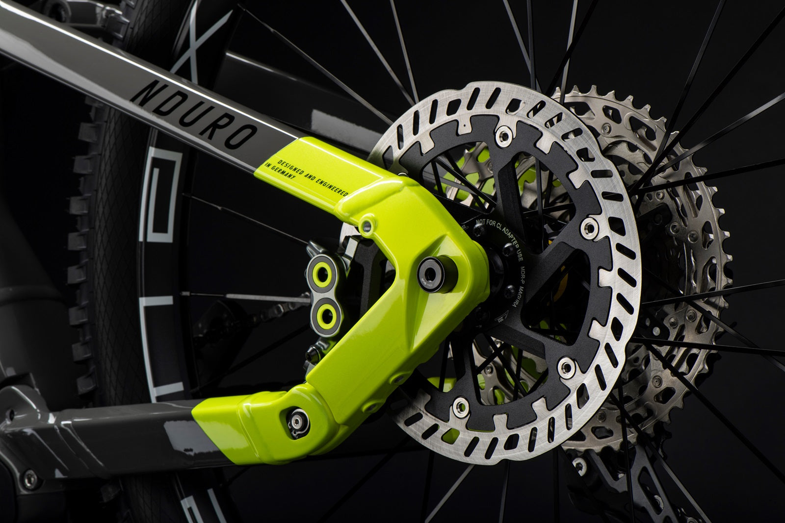 Close-up des Hinterrads eines Haibike NDURO E-Mountainbikes mit Scheibenbremsen und auffälliger gelber Federung.