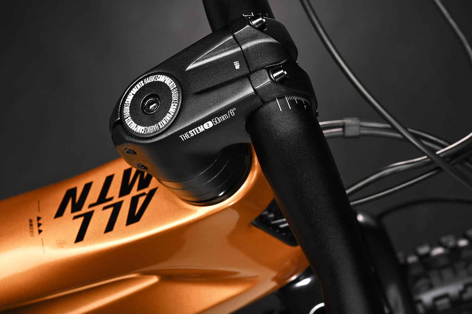 Detailansicht eines Haibike AllMtn Mountainbikes in Orange, mit schwarzem Vorbau und Lenker.