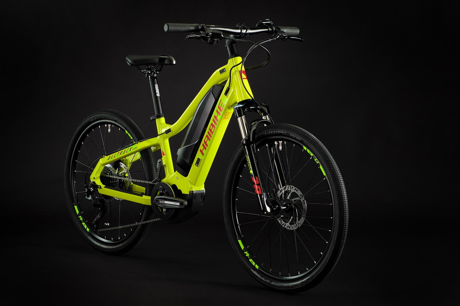 Leuchtend gelbes Haibike E-Bike für Kinder mit robustem Rahmen und breiten Reifen auf schwarzem Hintergrund.