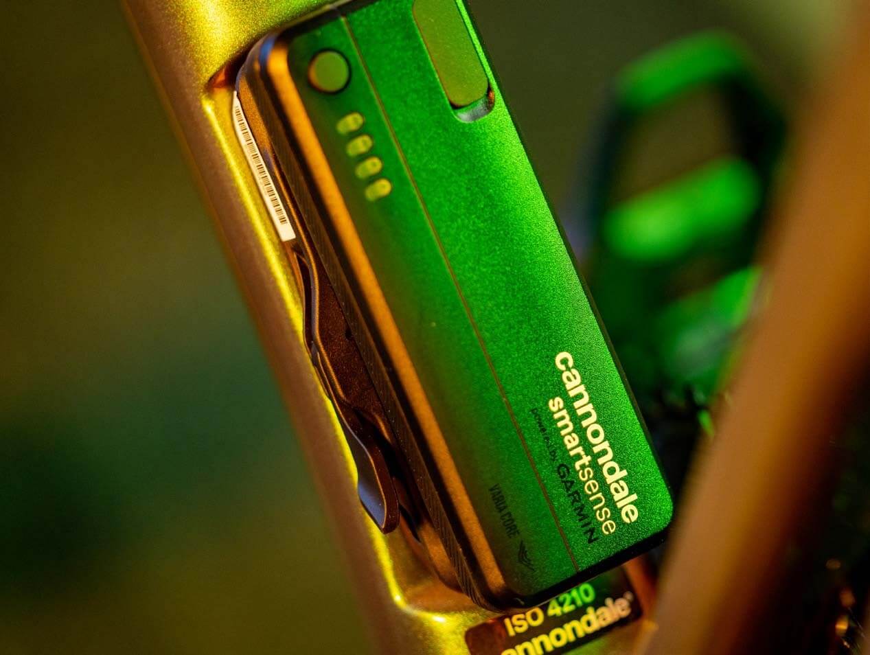 Grünes Cannondale SmartSense Gerät am Fahrradrahmen, geeignet für Fahrräder der Synapse-Serie.