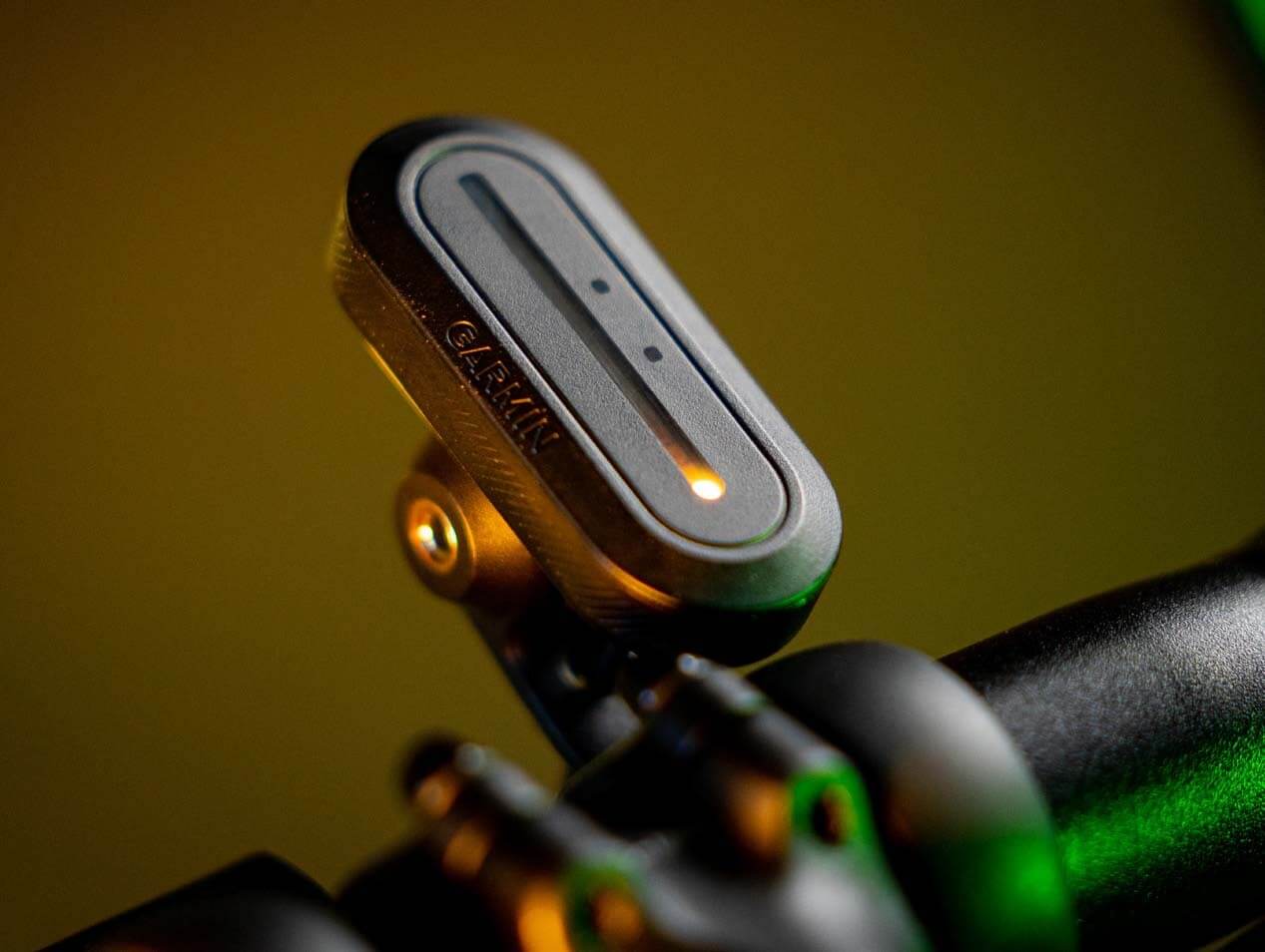 Garmin-Sensor an einem Fahrradlenker, montiert, für Fitness-Tracking und Outdoor-Radsportaktivitäten.