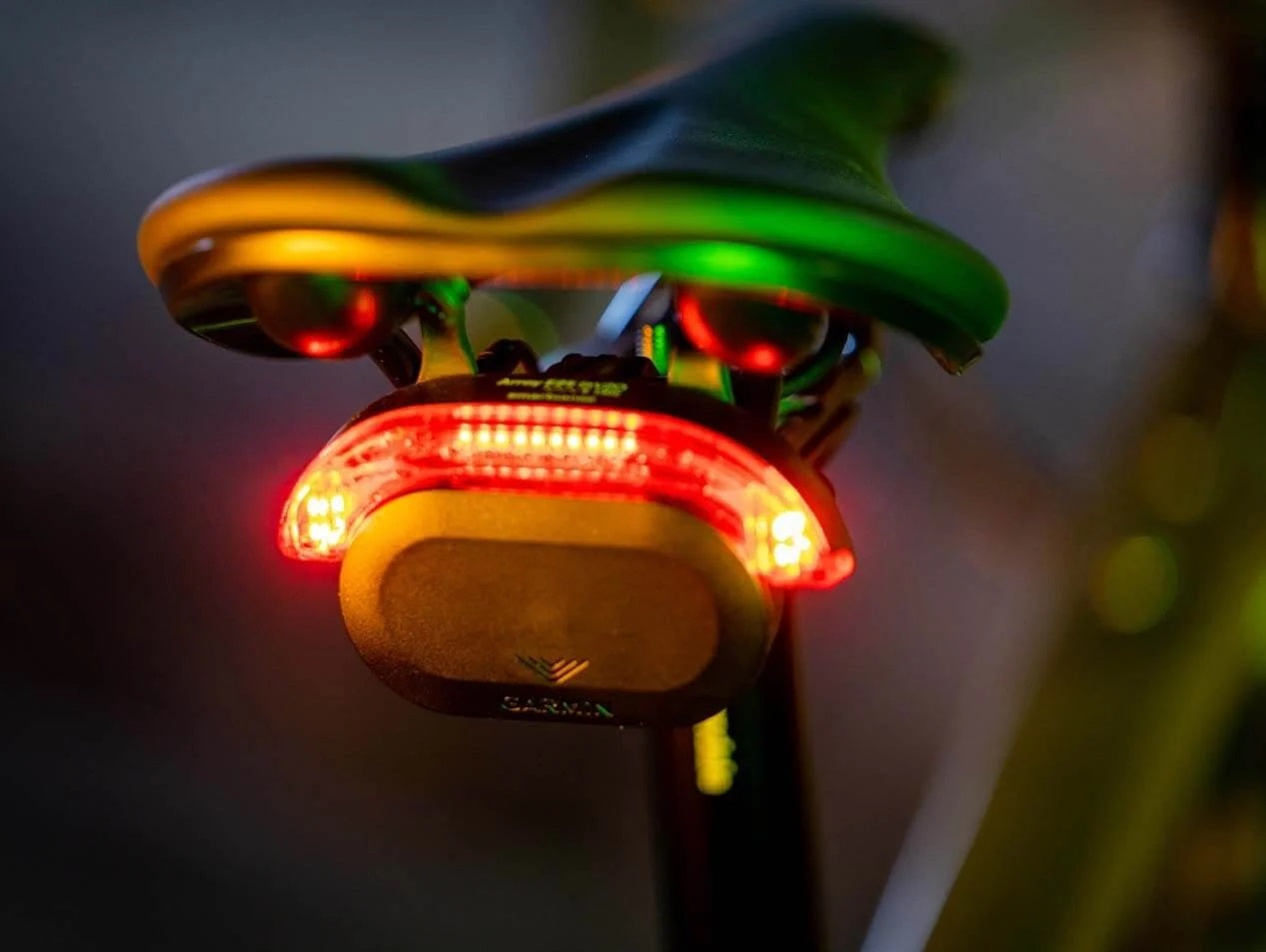 Rücklicht eines Fahrradsattels, leuchtend in der Dunkelheit, möglicherweise für Cannondale-Synapse-Serie.