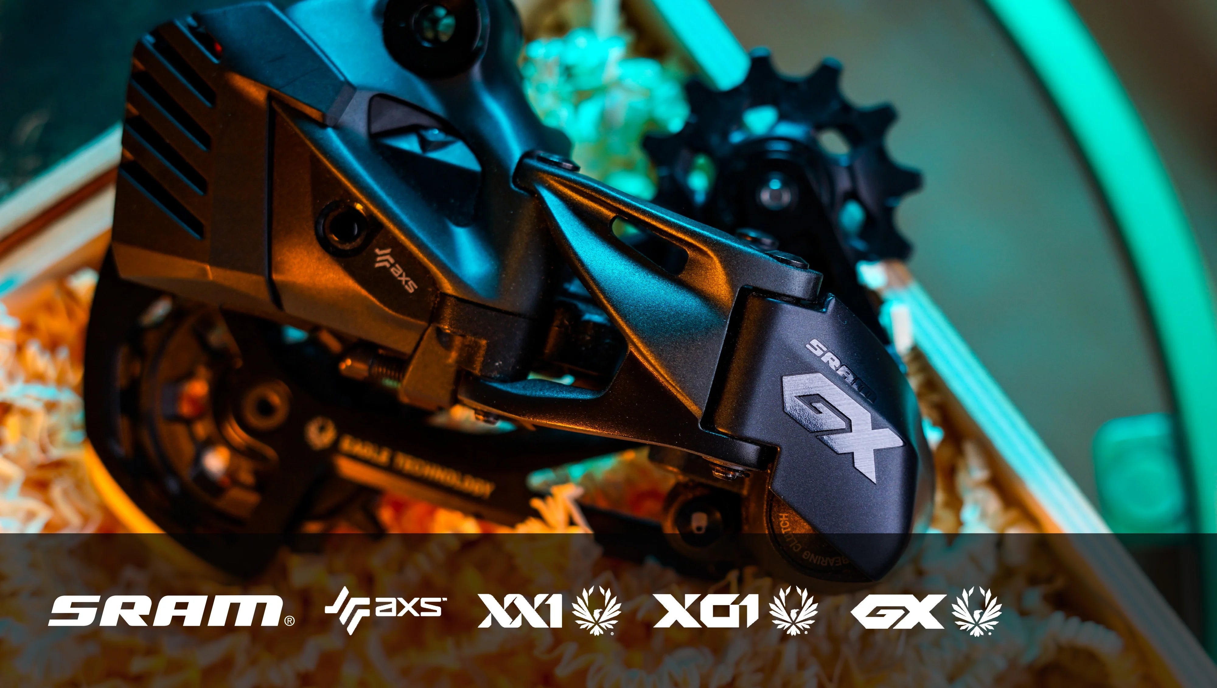 SRAM GX AXS Schaltwerk, schwarz, Nahaufnahme, geeignet für Mountainbikes, inklusive Brandlogos im Bild.