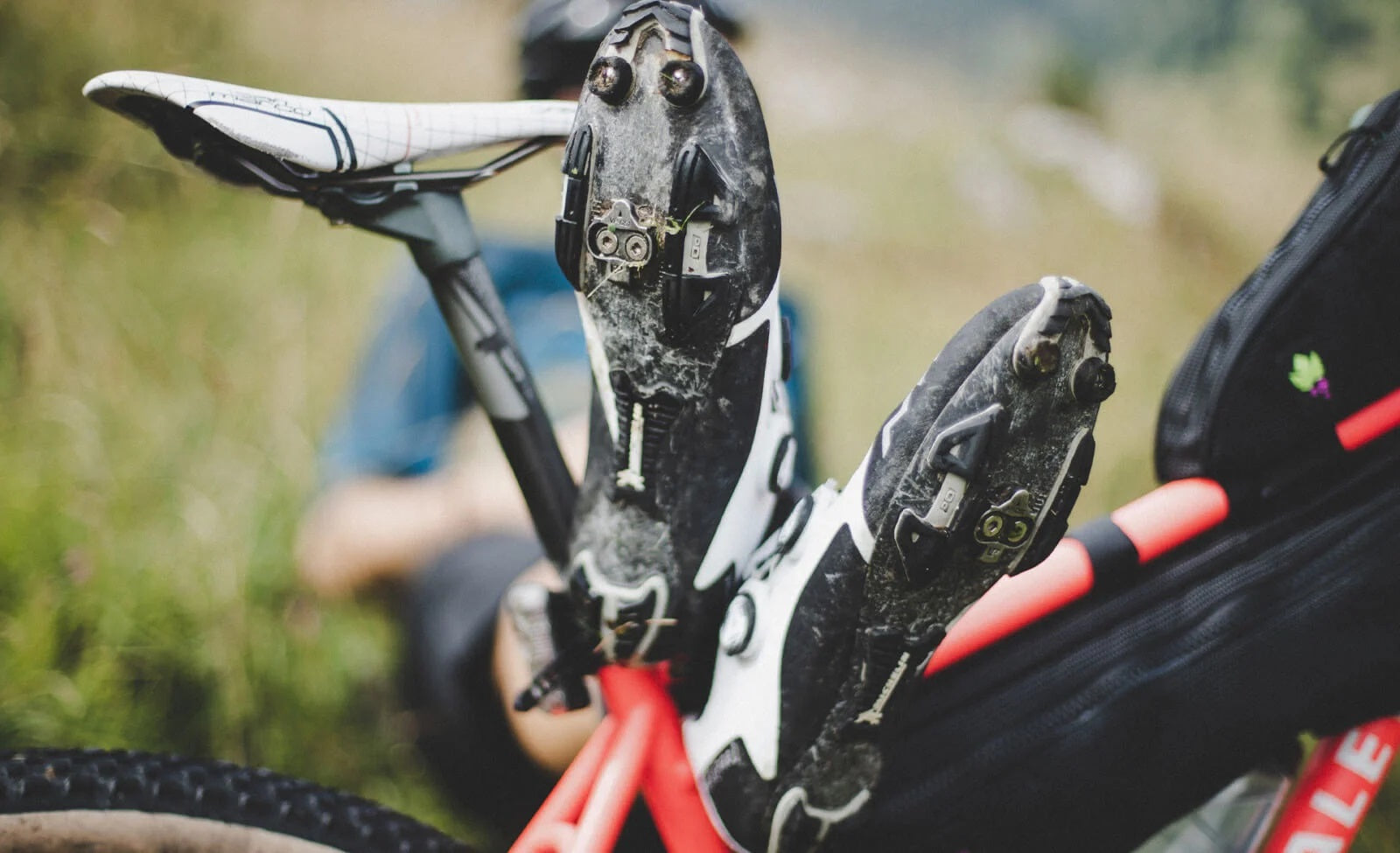 Nahaufnahme von verschmutzten Northwave Radschuhen auf einem Fahrrad; ideal für Mountainbike-Enthusiasten.