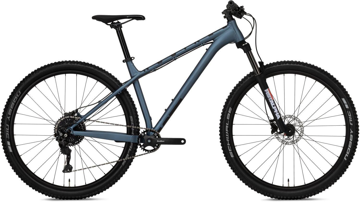 Graues NS Bikes Mountainbike, Modell nicht erkennbar, mit robustem Rahmen und Geländereifen, ideal für Offroad-Fahrten.