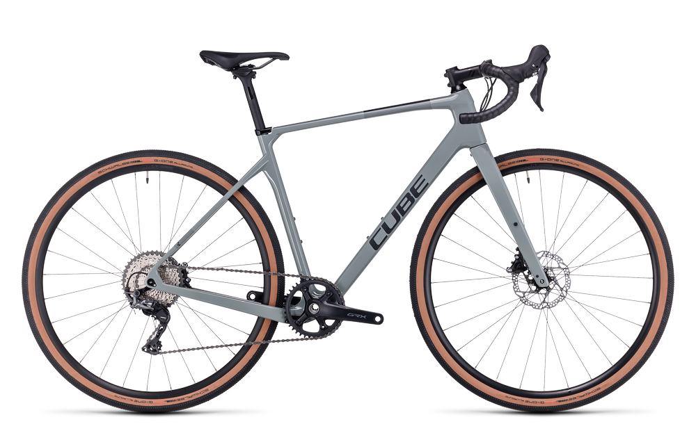 Graues Cube Nuroad Gravelbike, ideal für vielseitige Einsätze auf Straßen und Offroad, mit Scheibenbremsen und Rennlenker.