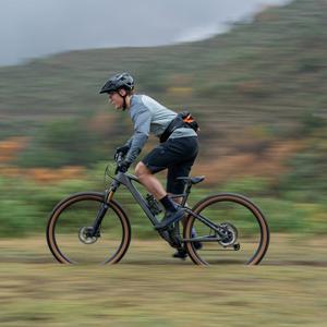 Mountainbiker auf dem Cube Stereo One22 Fahrrad fährt durch eine hügelige Landschaft. Ideal für Outdoor- und Sportbegeisterte.