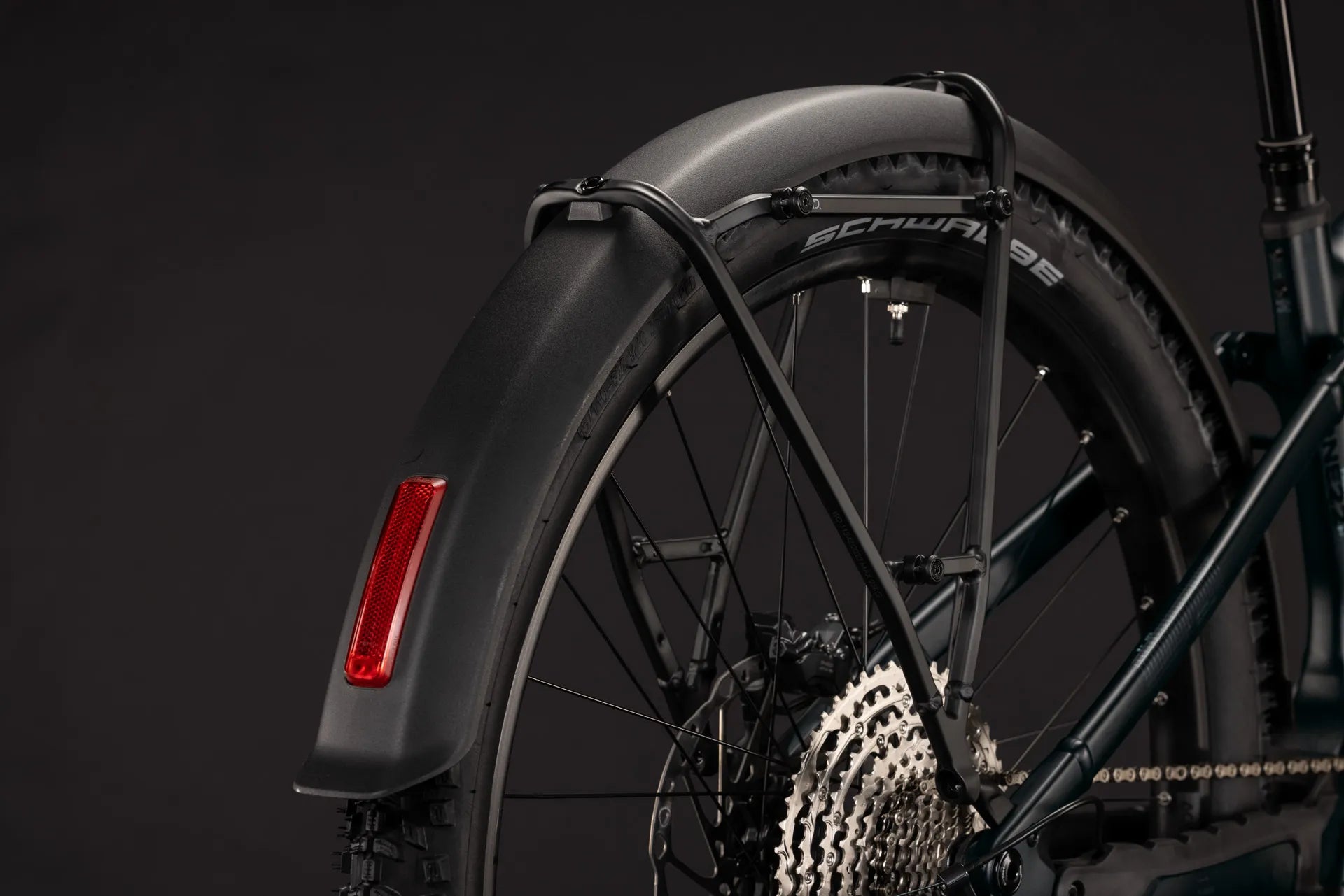 Nahaufnahme eines CUBE STEREO HYBRID ONE22 SLX 800 FE
Hinterrads mit Schwalbe-Reifen, Kettenschaltung und Schutzblech mit Reflektor.