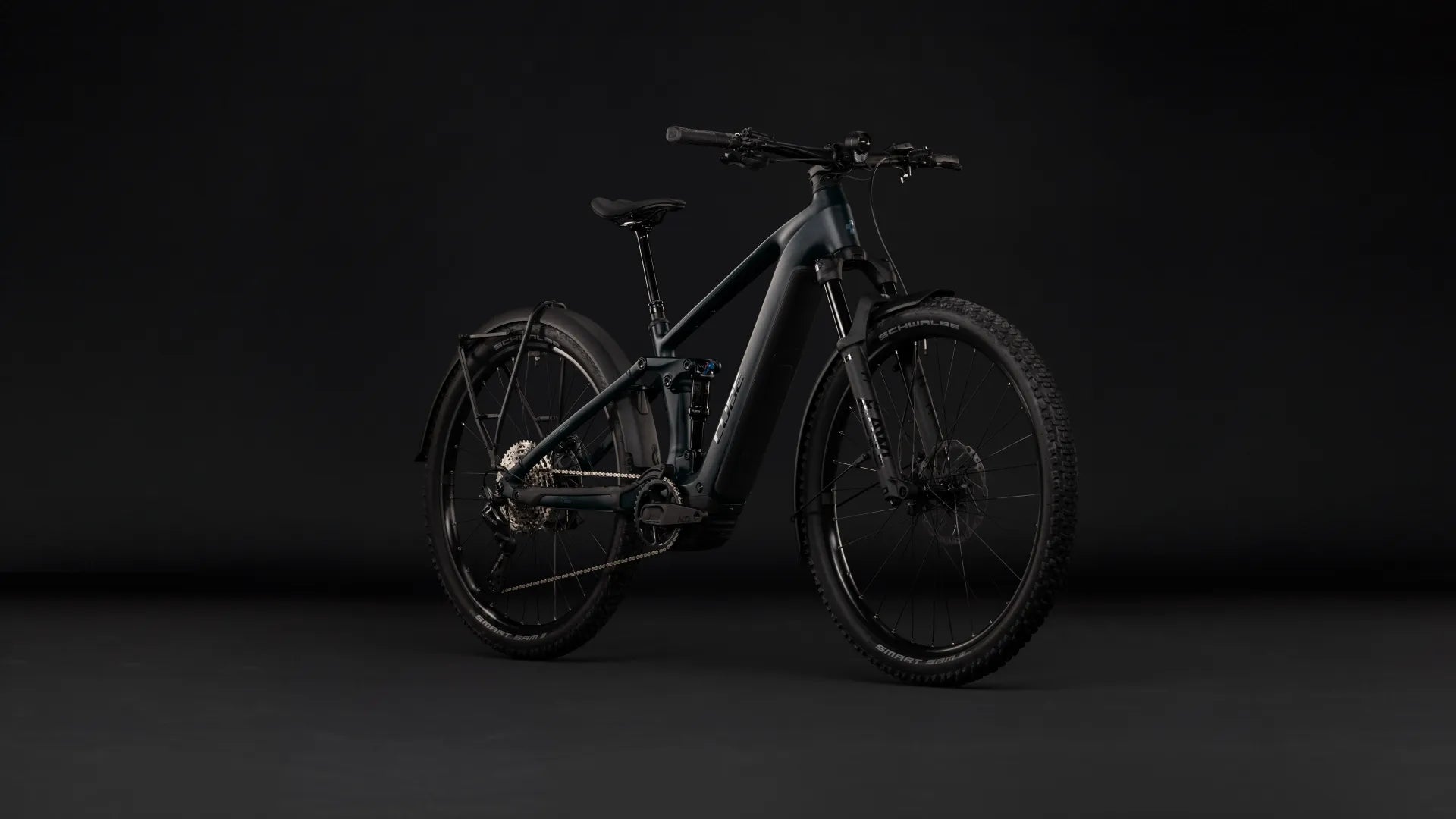 Schwarzes Cube STEREO HYBRID ONE22 SLX 800 FE
E-MTB für Offroad-Abenteuer, Modell 2023, mit robusten Reifen und integriertem Akku.