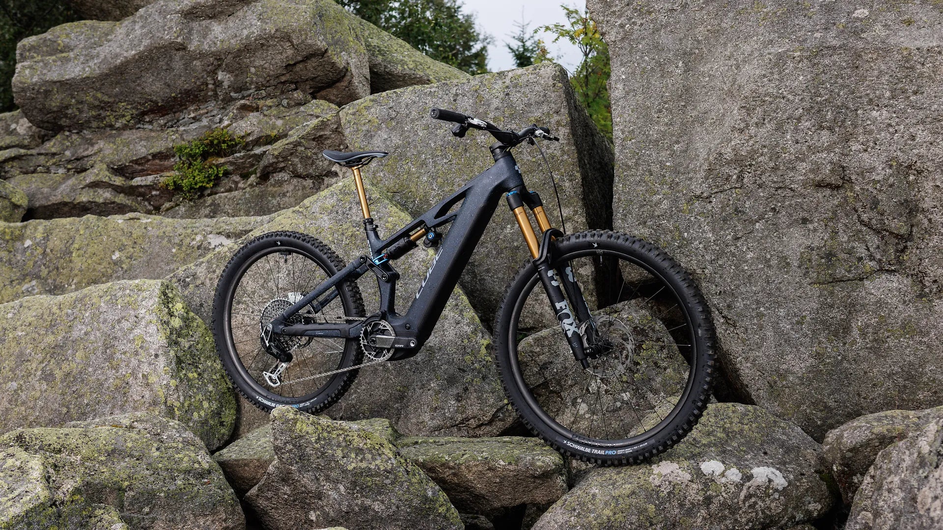 Schwarzes Cube STEREO HYBRID ONE77 HPC SLT 800
auf Felsen, ideal für Offroad-Abenteuer und Outdoor-Enthusiasten. Modell: Stereo Hybrid.