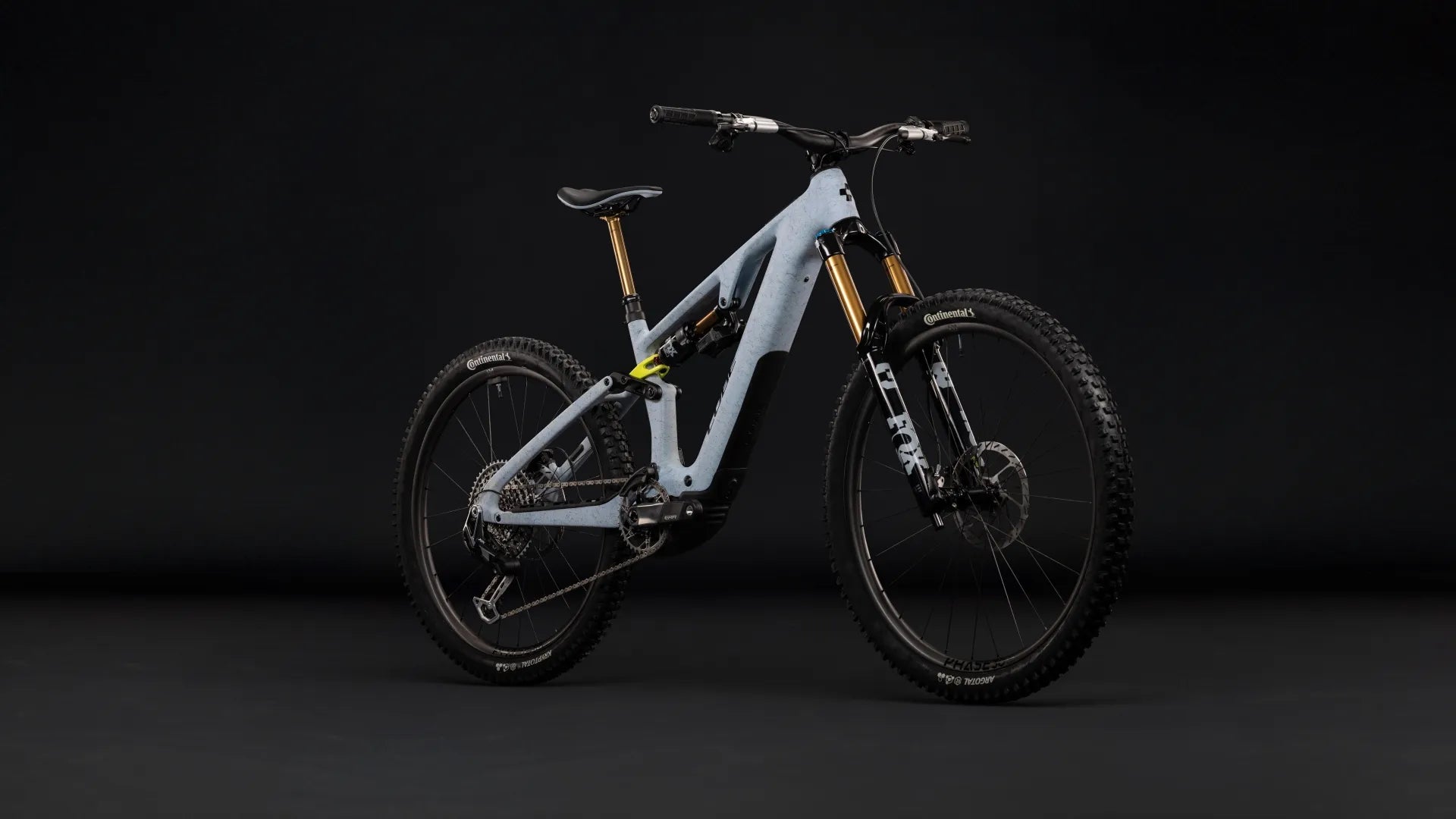 Hellgraues CUBE AMS HYBRID 177 C:62 SUPER TM 600X E-Bike mit robusten Fox-Federgabeln und Continental-Reifen auf dunklem Hintergrund.