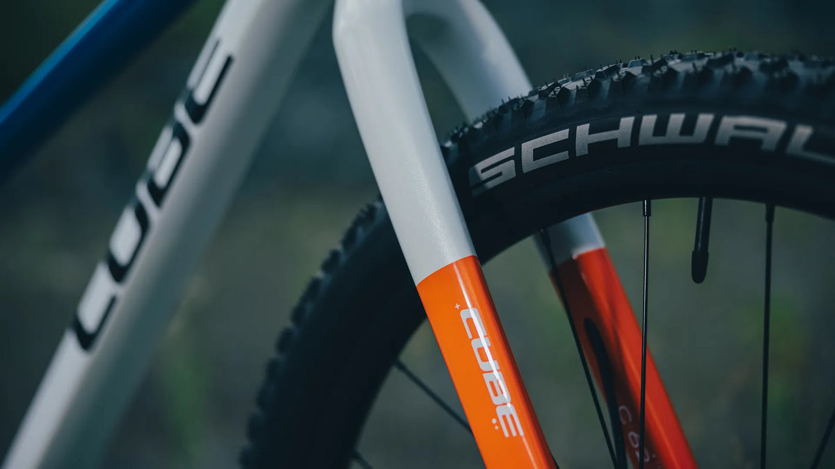 Fahrradgabel von Cube PHENIX 240 C:62 SLX 2027 in Orange-Weiß mit Schwalbe-Reifen, geeignet für Mountainbiker.
