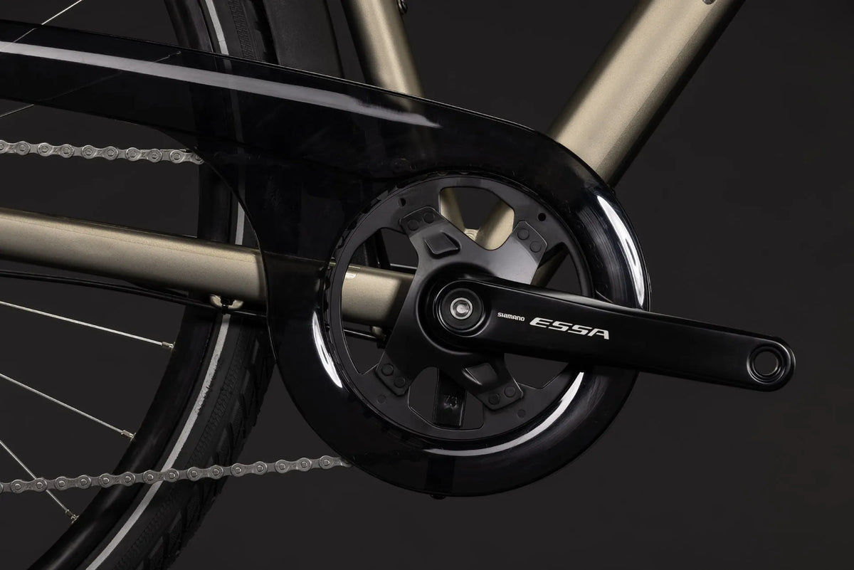 CUBE TOURING ONE
2027: Schwarzes Fahrrad-Kurbelgarnitur Shimano ESSA, Kettenabdeckung, geeignet für Stadtfahrräder, Detailansicht.