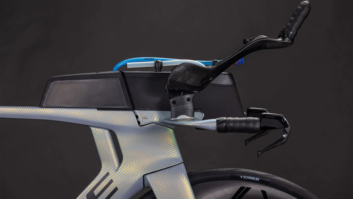 Lenker und Vorderteil eines Cube Aeriums mit Aero-Lenkern, Trinksystem und SRAM Bremshebeln. Ideal für Triathleten.
